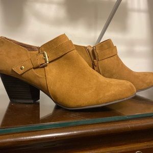 Size 10 suede short boots
